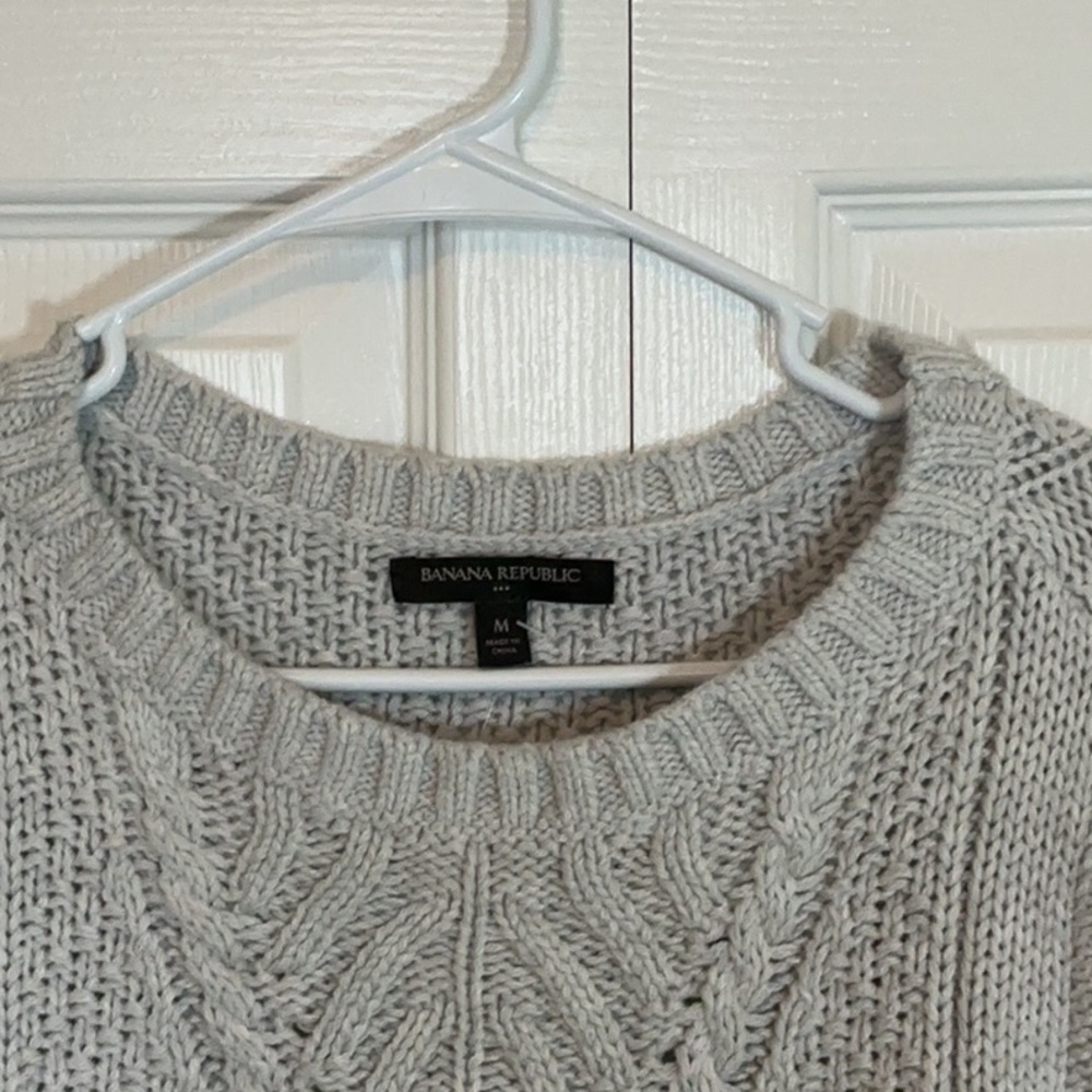 NWT Banana Republic Light Gray Cable Knit Sweater size Medium - Picture 4 of 10